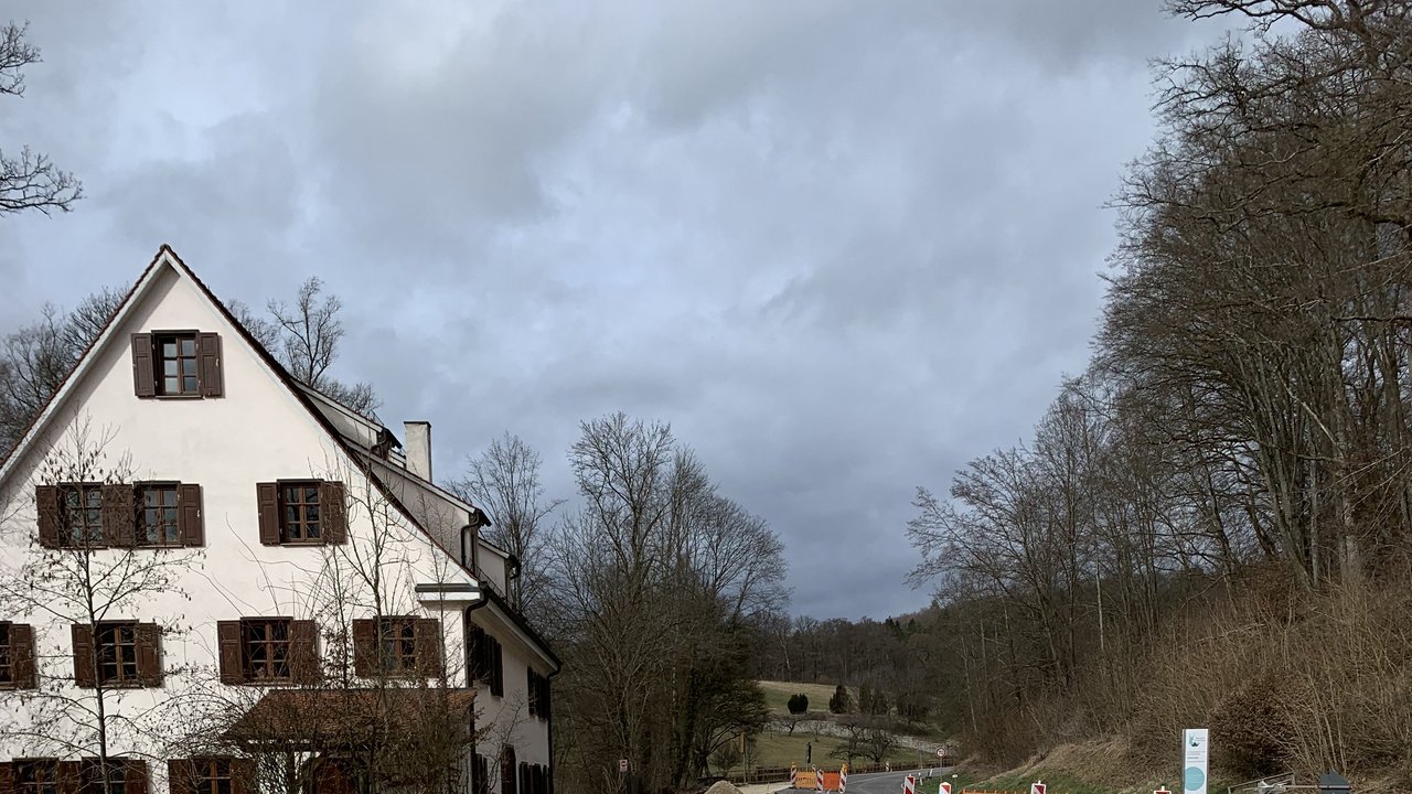 Das Bild zeigt die im Bau befindende L 1208; Baustellenschilder; links ein Wohngebäude und rechts ein Wald