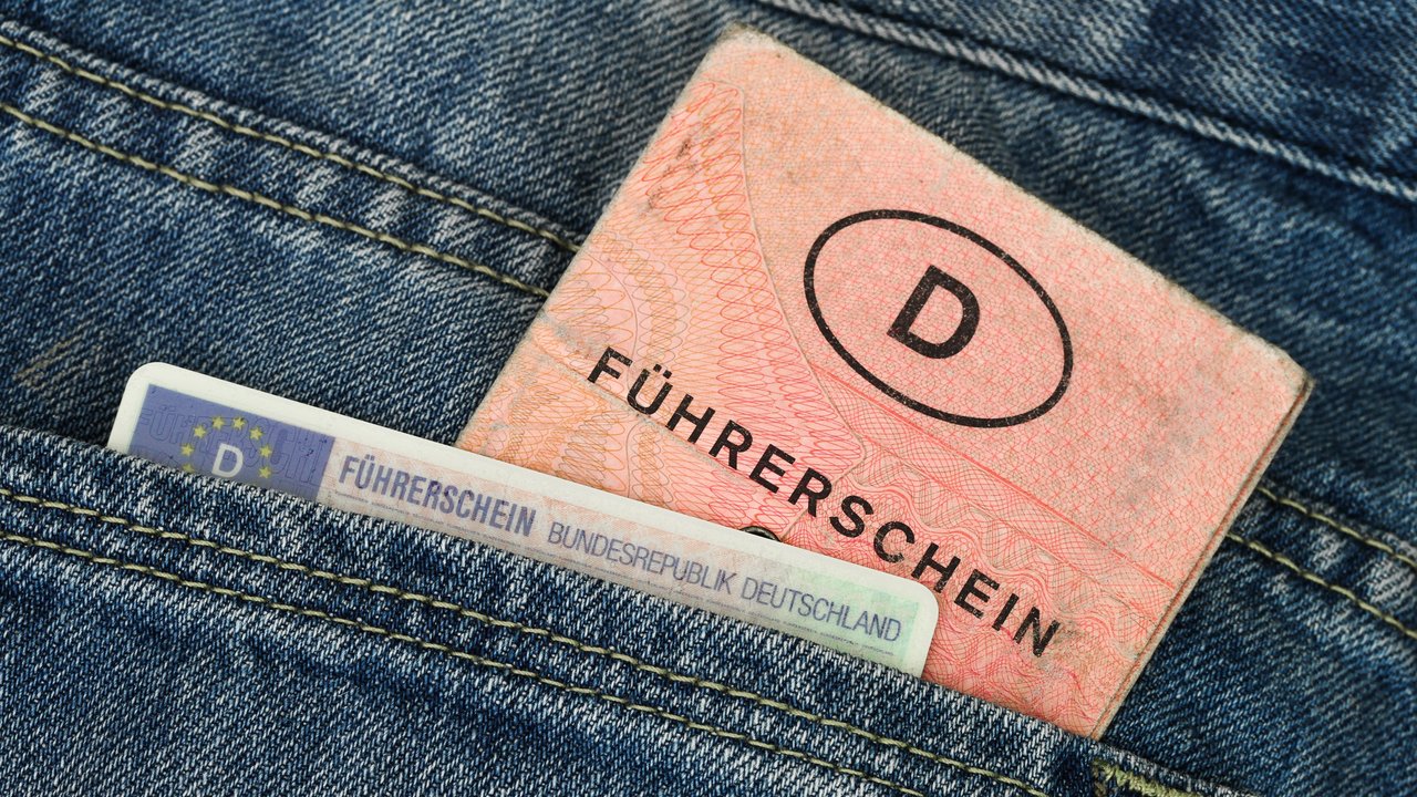 Führerscheine alt und neu schauen aus einer Hosentasche