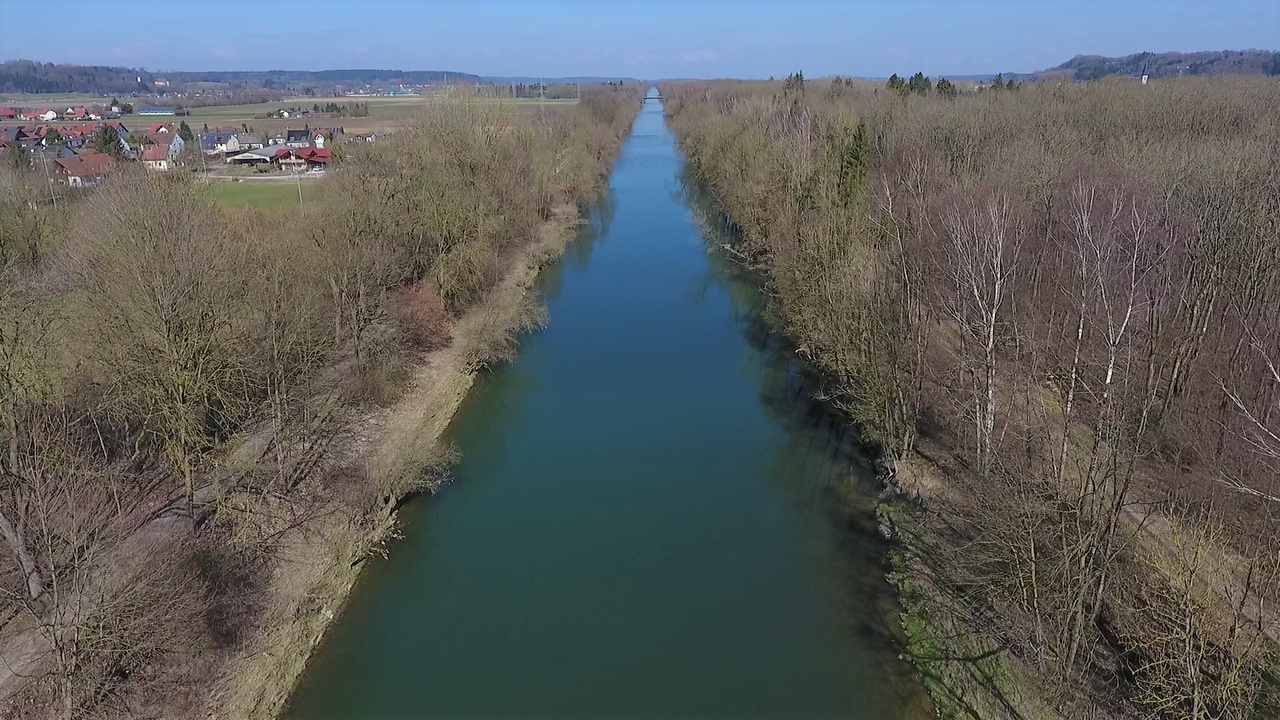 Das Bild zeigt die Iller - linksufrig sieht man den Ort Kirchberg-Sinningen