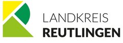 Ein gelbes Dreieck + ein dunkelgrüner Viertel-Kreis + ein hellgrünes asymmetrisches Fünfeck, die zusammen den Buchstaben R bilden, rechts daneben der Schriftzug Landkreis Reutlingen