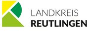 Ein gelbes Dreieck + ein dunkelgrüner Viertel-Kreis + ein hellgrünes asymmetrisches Fünfeck, die zusammen den Buchstaben R bilden, rechts daneben der Schriftzug Landkreis Reutlingen