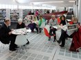 Stadtbücherei Mössingen in der Tonnenhalle - Lesecafé Menschen sitzen im Lesecafé der Stadtbücherei Mössingen in der Tonnenhalle