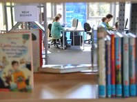 Jugendliche sitzen an PCs im Arbeitsbereich der Mediothek BIB.box - nicht öffentliche Zweigstelle der Stadtbücherei Bad Waldsee im Schulzentrum Döchtbühl 