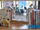 Mediothek BIB.box - nicht öffentliche Zweigstelle der Stadtbücherei Bad Waldsee im Schulzentrum Döchtbühl - Lesebereich Jugendliche sitzen an PCs im Arbeitsbereich der Mediothek BIB.box - nicht öffentliche Zweigstelle der Stadtbücherei Bad Waldsee im Schulzentrum Döchtbühl