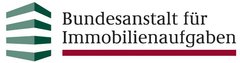vier graue stilisierte Balken, die ein viereckiges Gebäude darstellen, rechts daneben der Schriftzug Bundesanstalt für Immobilienaufgaben
