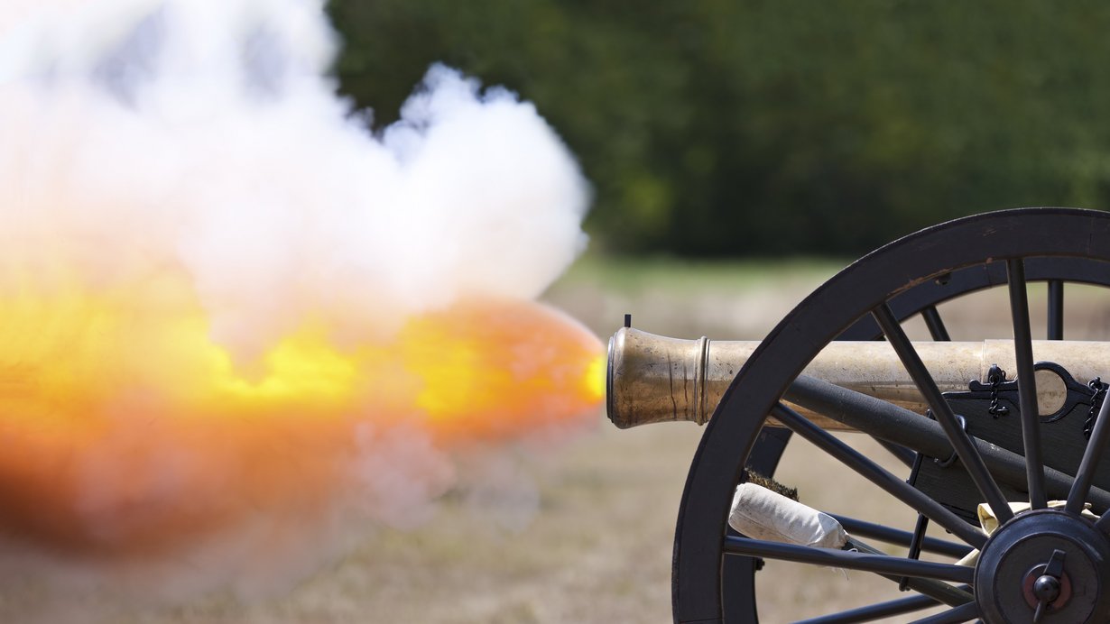Eine historische Kanone beim Schuss