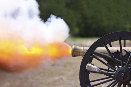 Eine historische Kanone beim Schuss