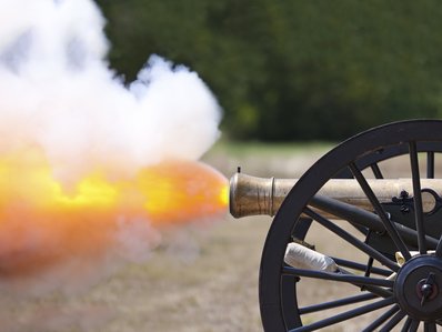 Eine historische Kanone beim Schuss