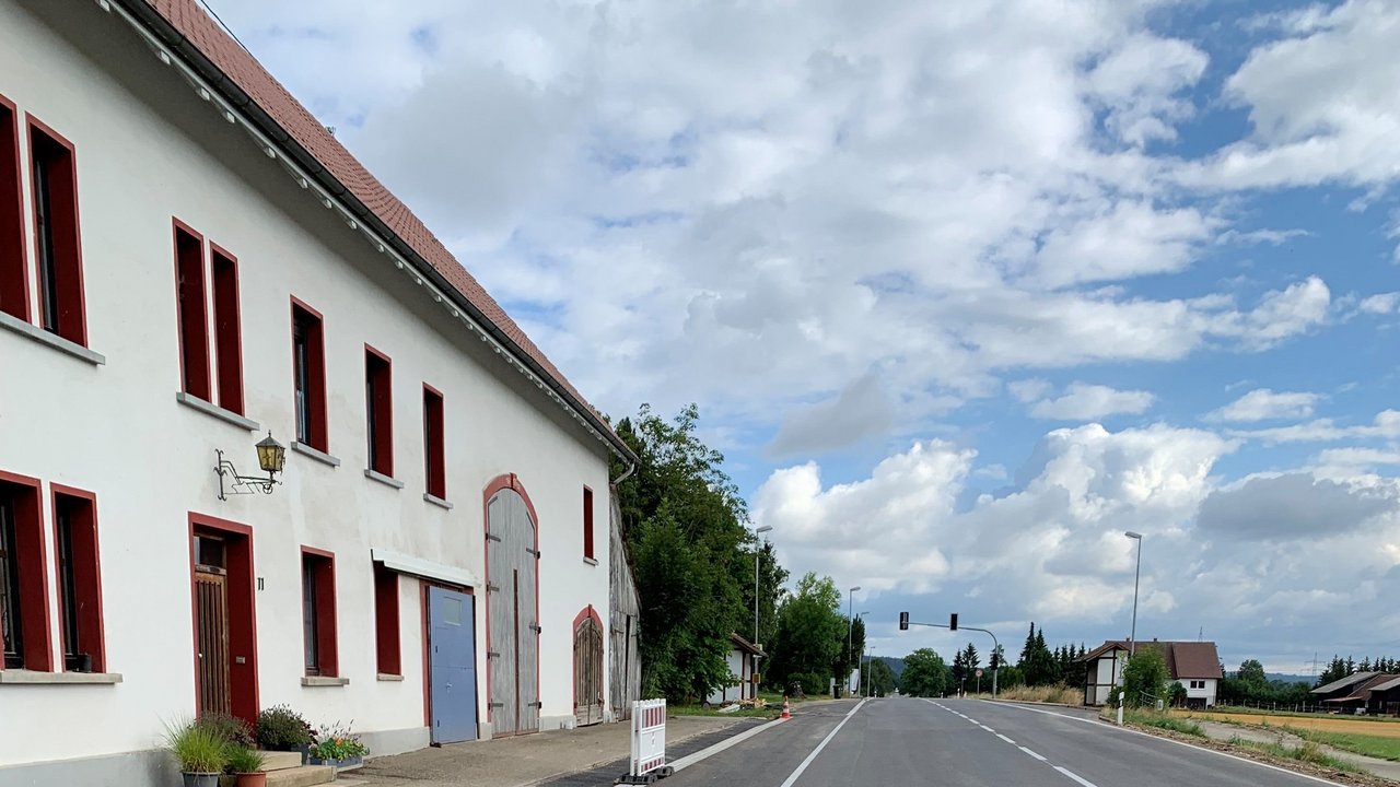 Blick auf die B 313 zwischen Engstingen und Trochtelfingen; links ein Wohnhaus mit Scheune