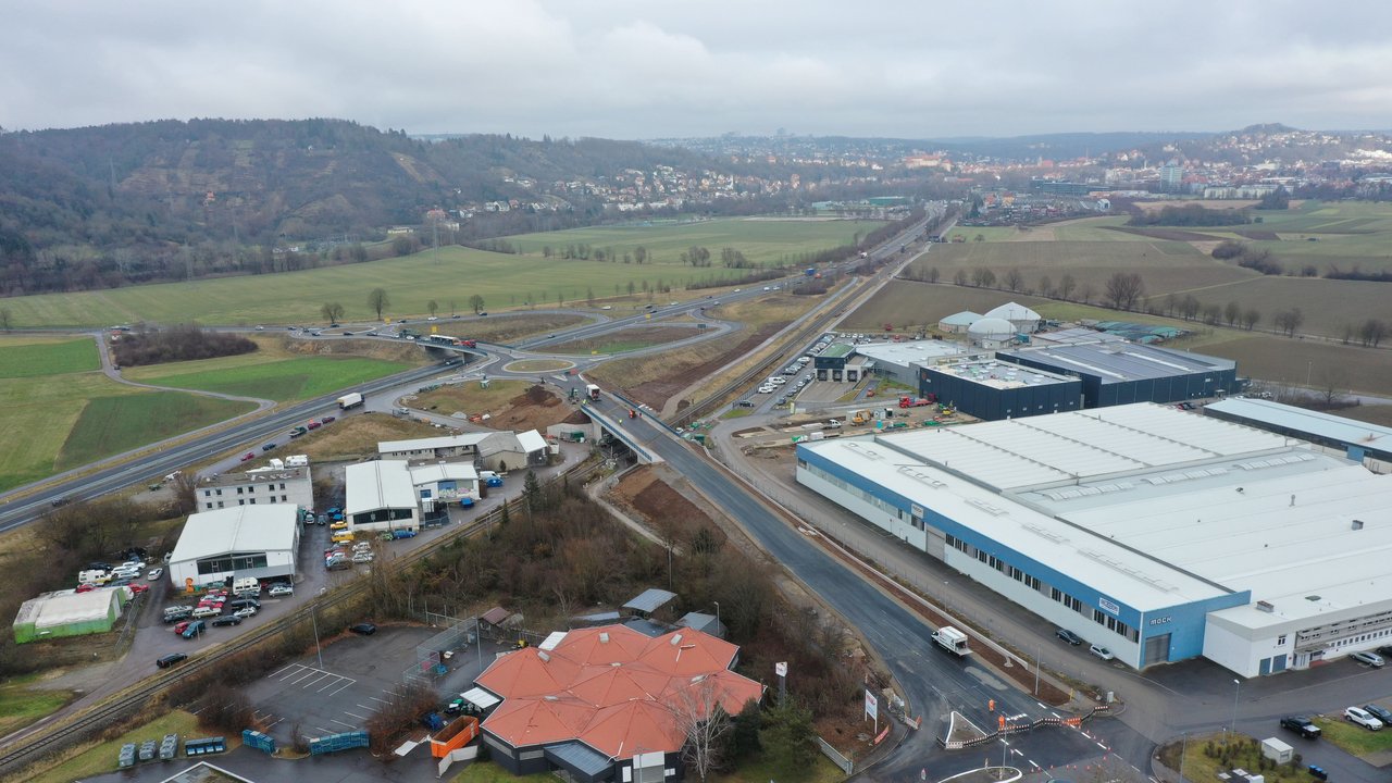 Luftaufnahme vom neuen Brückenbauwerk über die Bahn im Verlauf der L 370 bei Tübingen-Weilheim