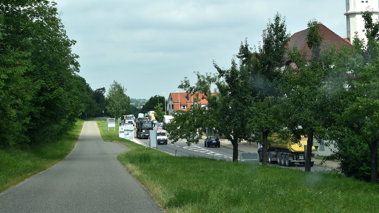 Eine Straße mit starkem Verkehr, die durch einen Ort läuft