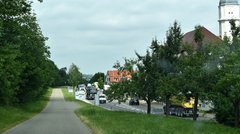 Eine Straße mit starkem Verkehr, die durch einen Ort läuft