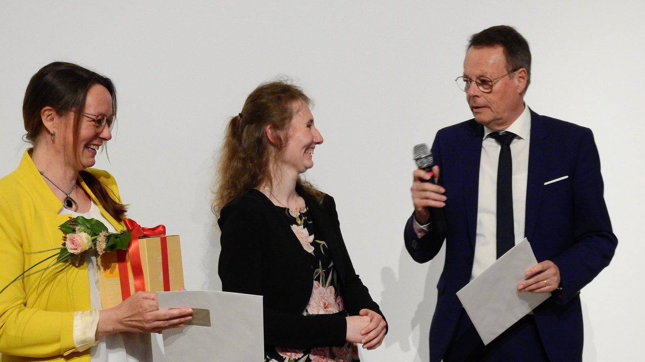 Das Bild zeigt Jahrgangsbeste Martina Waibel und Anja Schrode mit Regierungspräsident Klaus Tappeser bei der Meisterbriefübergabe