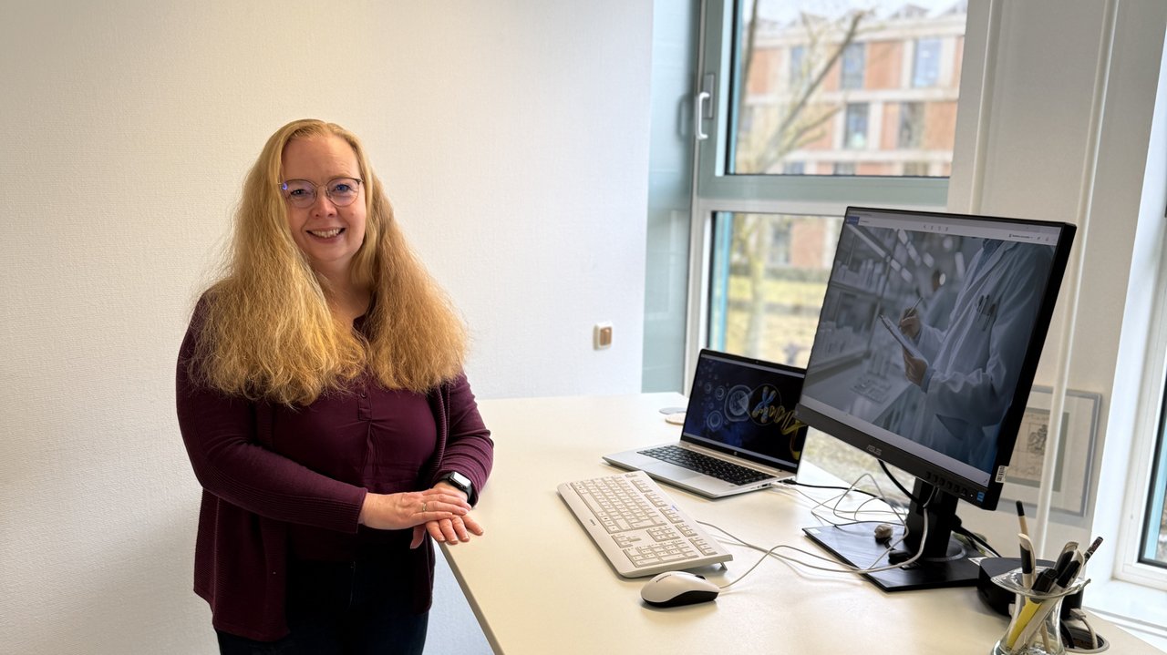 Das Foto zeigt Dr. Danial Kelm die vor ihrem Computerarbeitsplatz steht. 