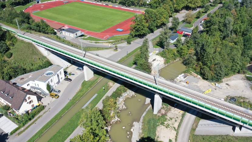 Bahnbrücke in Argen, darunter fließt die naturnah gestaltete Argen durch