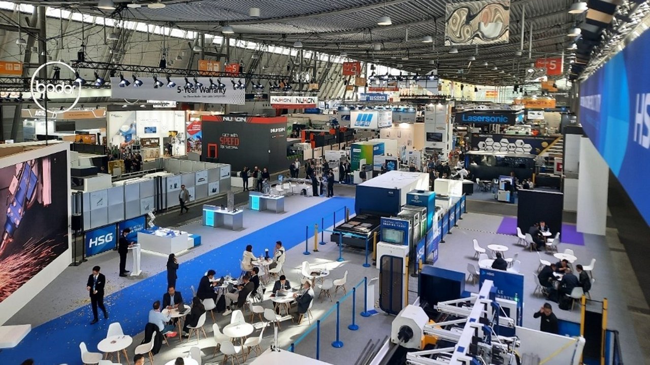 Das Foto zeigt Messestände in einer großen Halle auf der Blechexpo in Stuttgart