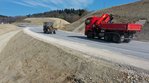 Ein LKW auf einer Straßenbaustelle