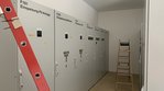 Juli 2025: Die ersten Schaltschränke fürs Betriebsgebäude sind angekommen. Schaltschränke in einem fensterlosen Raum