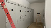 Schaltschränke in einem fensterlosen Raum