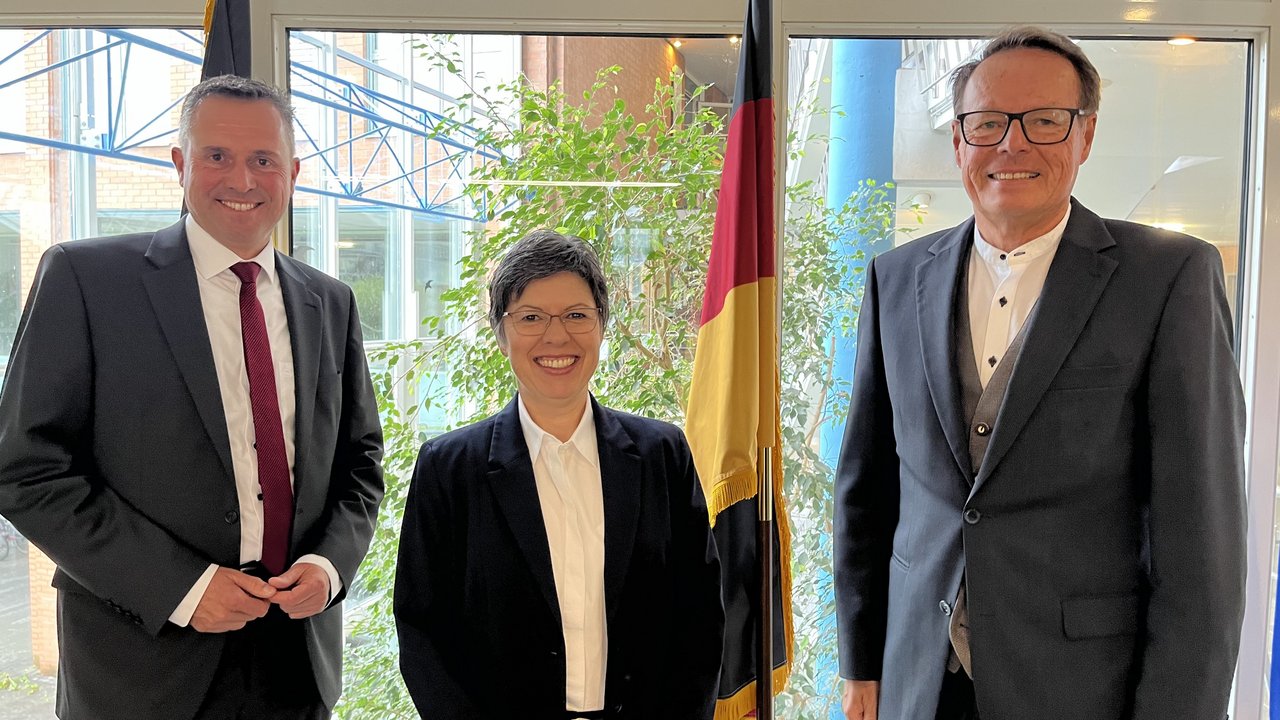 Das Foto zeigt Abteilungsleiter Michael Kittelberger, Bettina Wöhrmann und Regierungspräsident Klaus Tappeser im Foyer des RP Tübingen