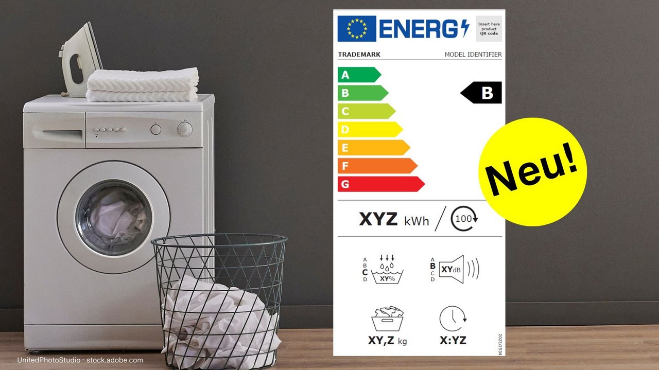 Wäschetrockner mit Wäschekorb vor einer braunen Fläche. Rechts neben dem Wäschetrockner wurde das neue Energielabel als Grafik eingebaut sowie eine gelbe Kreisfläche mit Schriftzug Neu!