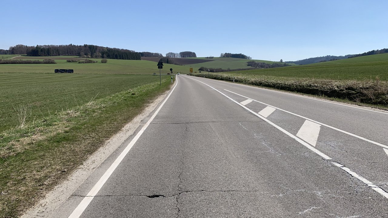 Fahrbahnschäden auf der B 28 zwischen Römerstein-Böhringen und Anschluss B 465