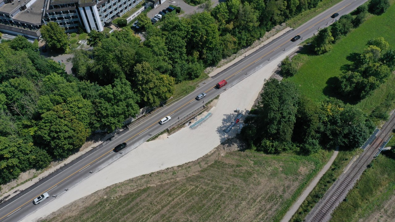Das Foto zeigt die Behelfsfahrbahn der B 28 aus der Luft
