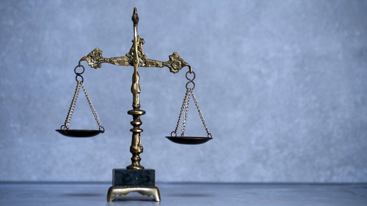 Waage vor blauem Hintergrund