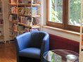 Stadtbücherei Albstadt - Zweigstelle Tailfingen Leseplatz mit blauem Sessel und Glastisch in der Stadtbücherei Albstadt - Zweigstelle Tailfingen