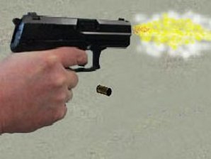 Schussauslösung bei der Zertifizierung; eine Hand hält eine Pistole, aus der sich ein Schuss löst. Man sieht die Flugbahn des Geschosses