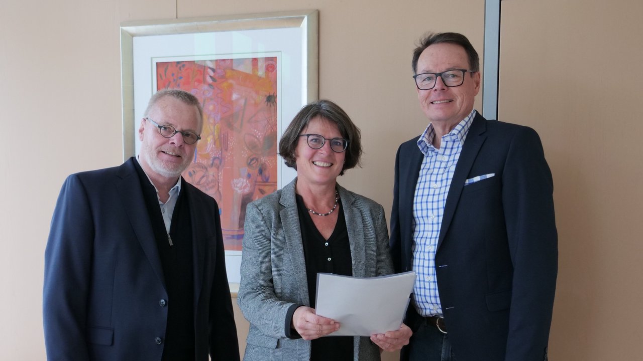 Das Foto zeigt Regierungspräsident Klaus Tappeser, Abteilungsleiter Dietmar Enkel und Referatsleiterin Iris Steger von rechts nach links