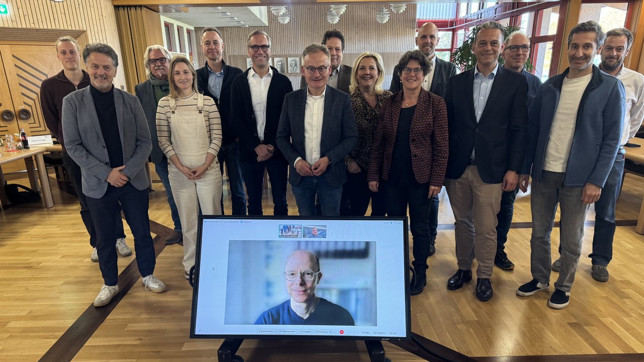 Das Foto zeigt ein Gruppenbild der Teilnehmerinnen und Teilnehmer aus Kommunen, Landratsämter, Fachbüros sowie Regierungspräsidium Tübingen an der Schussenkonferenz. Ein Teilnehmer ist im Vordergrund auf einem Bildschirm zu sehen.