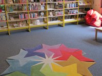 Jugendbereich der Stadtbücherei Albstadt-Ebingen mit Sitzsack und Regalen