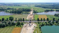 Eine Brückenbaustelle, die aus zwei Brücken besteht, die eine Mittelinsel mit den beiden Ufern verbindet.