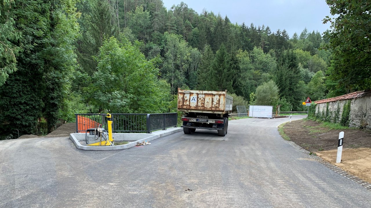 Das Bild zeigt den Baubereich der L 360 beim Mühlkanal bei Haigerloch; man sieht einen Lastwagen und ein Brückengeländer 
