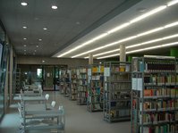 Innenraum mit Regalen und Arbeitstischen in der Zweigstelle Mediothek Balingen-Längenfeld 