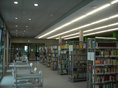 Zweigstelle Mediothek Balingen-Längenfeld: innen Innenraum mit Regalen und Arbeitstischen in der Zweigstelle Mediothek Balingen-Längenfeld