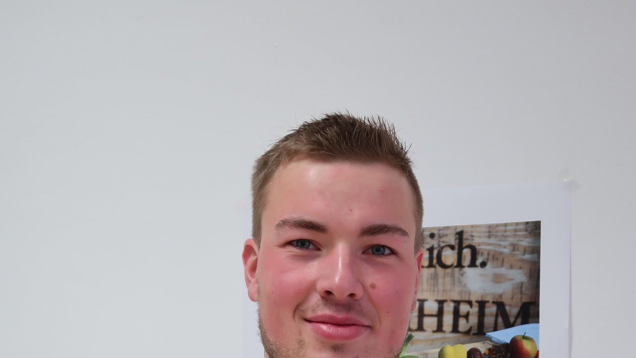 Fabian Roth aus Eberhardzell mit seinem Meisterbrief