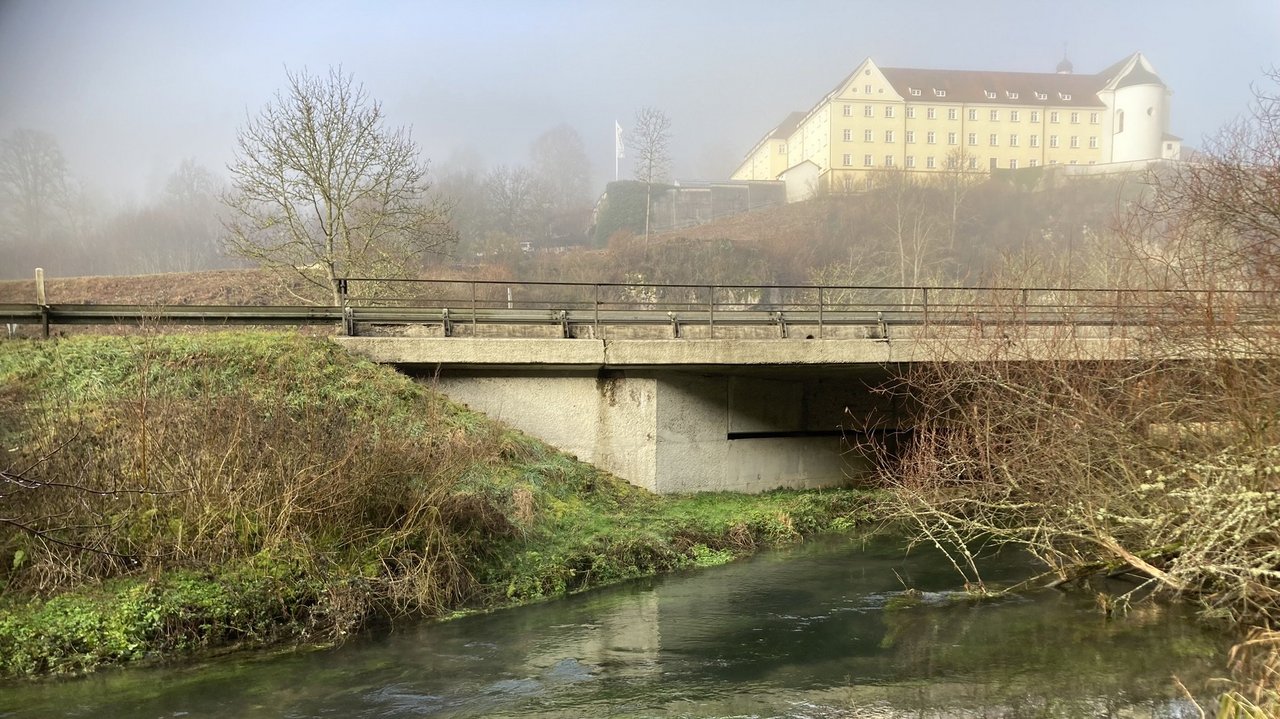 Das Foto zeigt die Brücke über die Lauchert. Im Hintergrund die Klosterkirche Mariaberg in Gammertingen