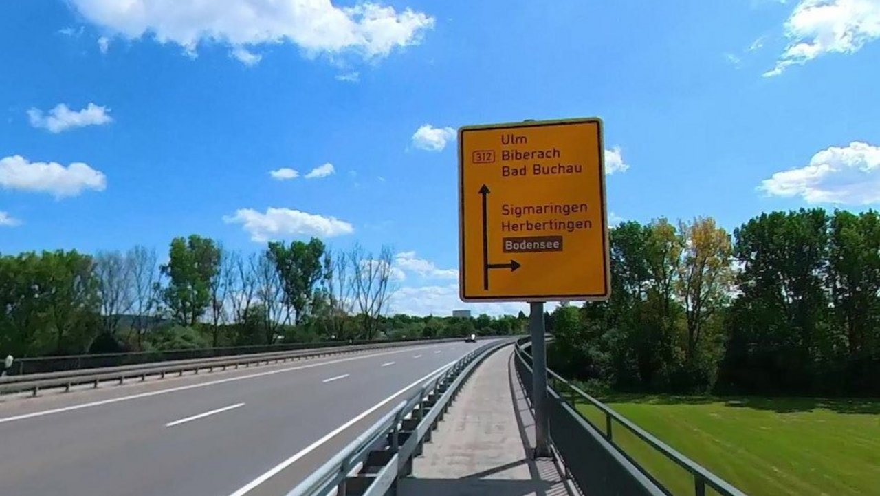 Das Foto zeigt die B 312 in Fahrtrichtung Ulm