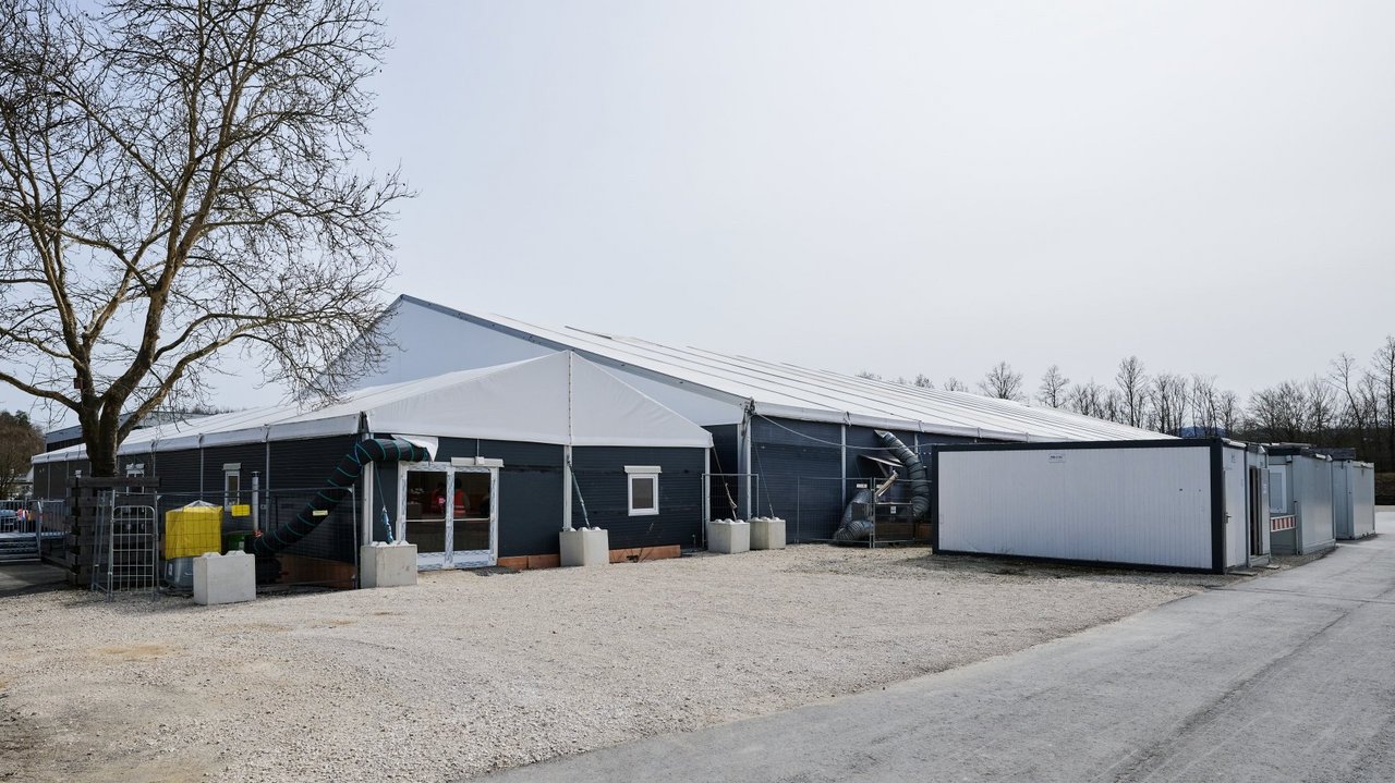 Das Foto zeigt die als Erstaufnahmeeinrichtung betriebene Leichtbauhalle