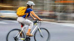 Fahrradfahrerin in Bewegung