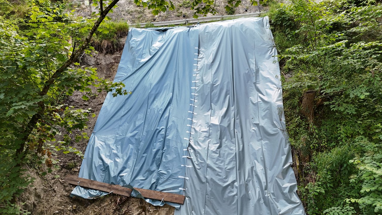 Das Foto zeigt den Hangrutsch in der Honauer Steige gesichert mit einer blauen Folie