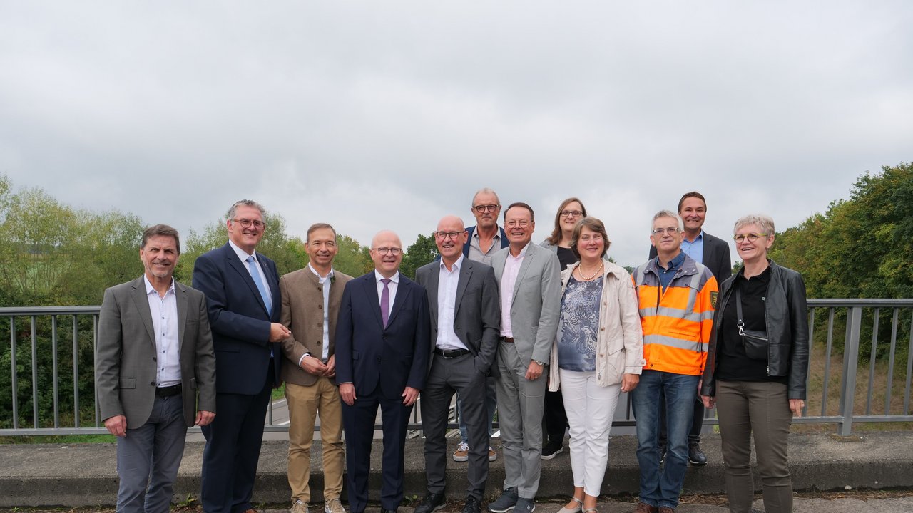 Gruppenbild mit dem Parlamentarischen Staatssekretär Michael Theurer MdB, MD Berthold Frieß vom Verkehrsministerium und Regierungspräsident Klaus Tappeser, Bürgermeisterinnen und Bürgermeistern sowie Engagierten bei der Verkehrsfreigabe vor Ort