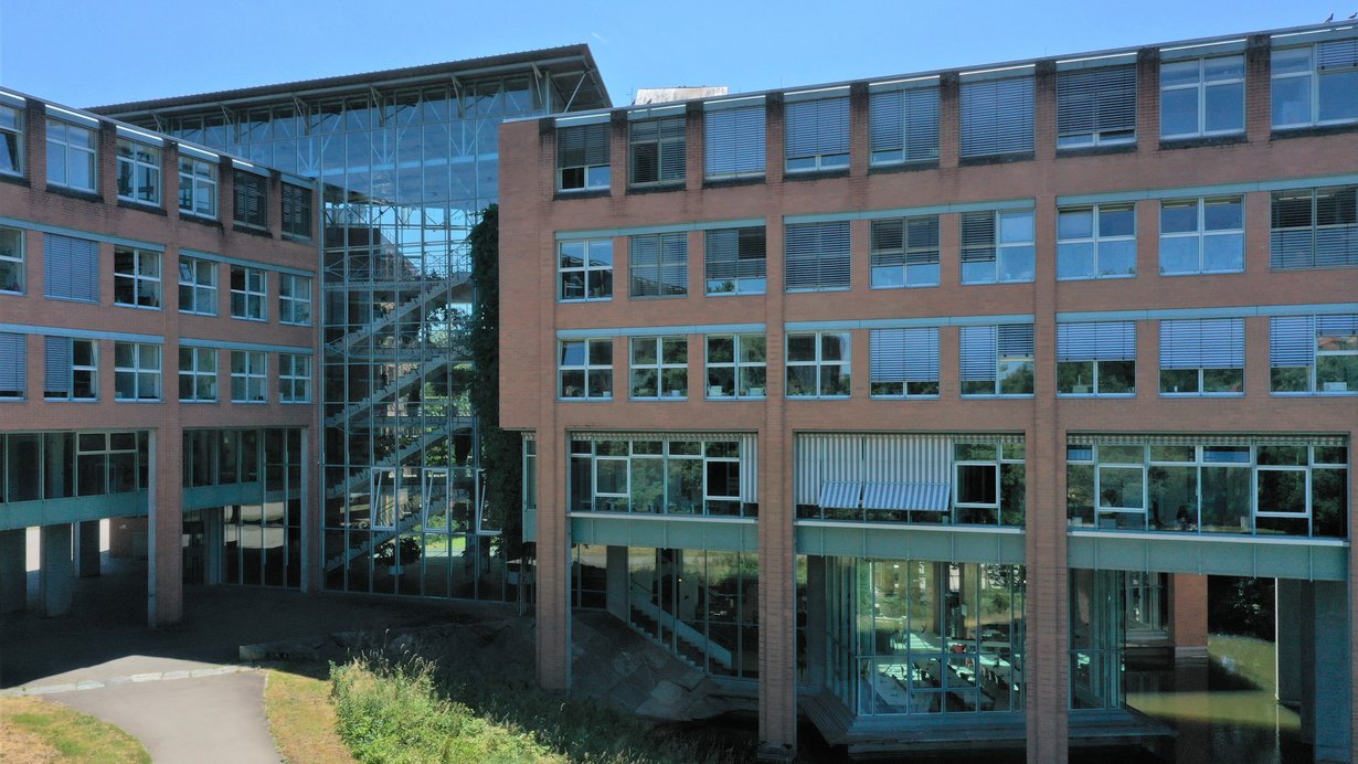 Blick auf die Außenfassade des Regierungspräsidiums Tübingen