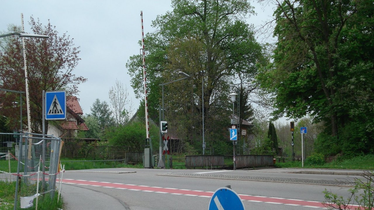 Blick auf den derzeitiger Bahnübergang in Wangen
