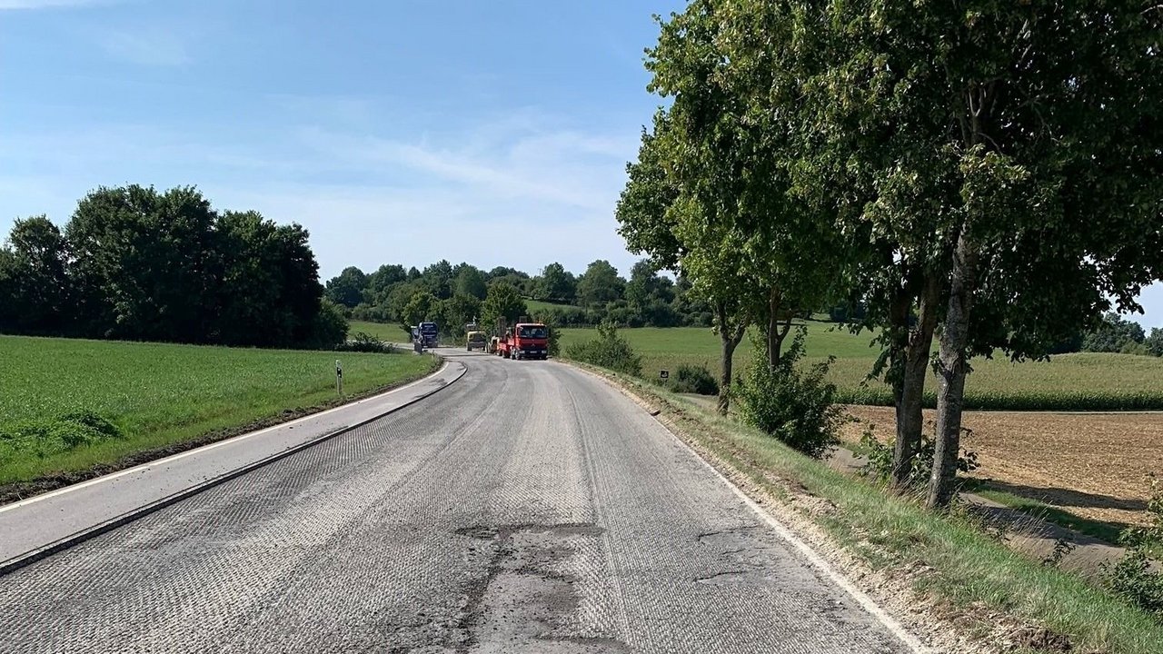 Man sieht eine Straße mit aufgekratztem Asphalt in der Bauphase
