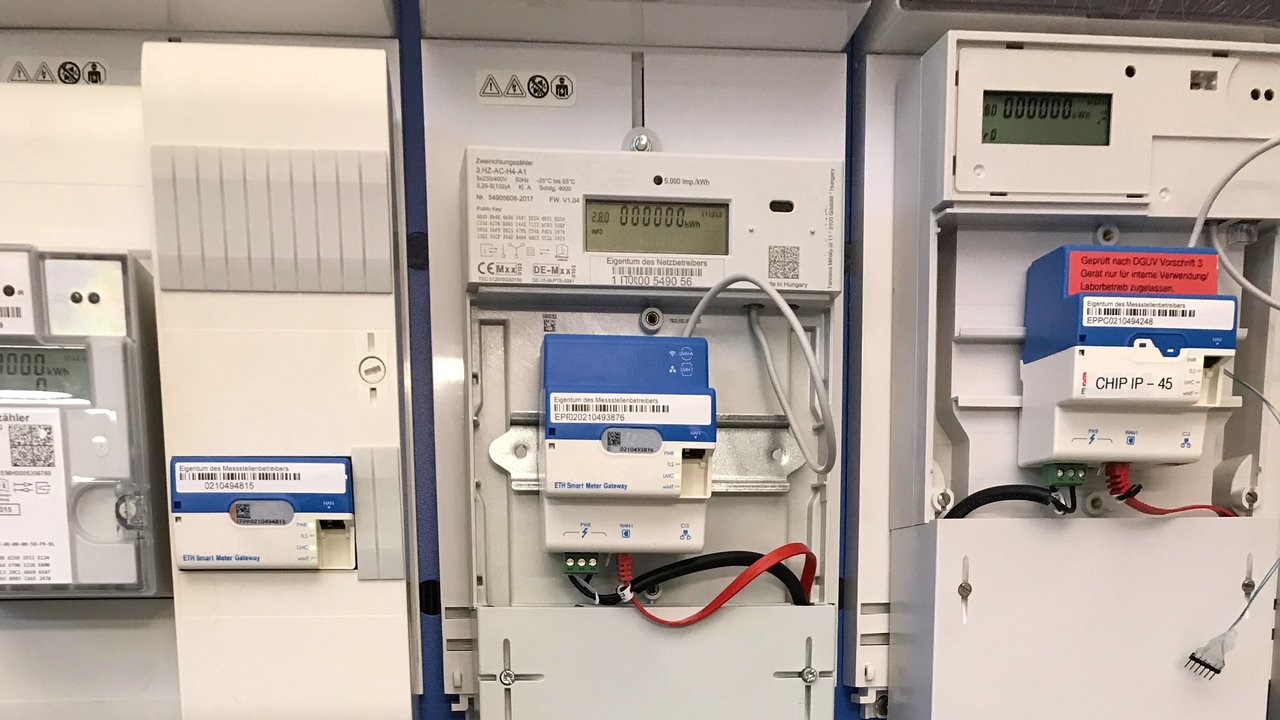 Das Foto zeigt Smart Meter Gateway im Stromkasten eines Hauses