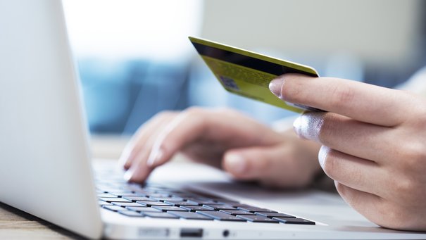 Frau kauft im Internet ein