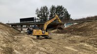 Erdarbeiten unter einer Brücke